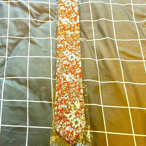 Slim floral tie still in packaging (have two of them) - Picture 2 of 5